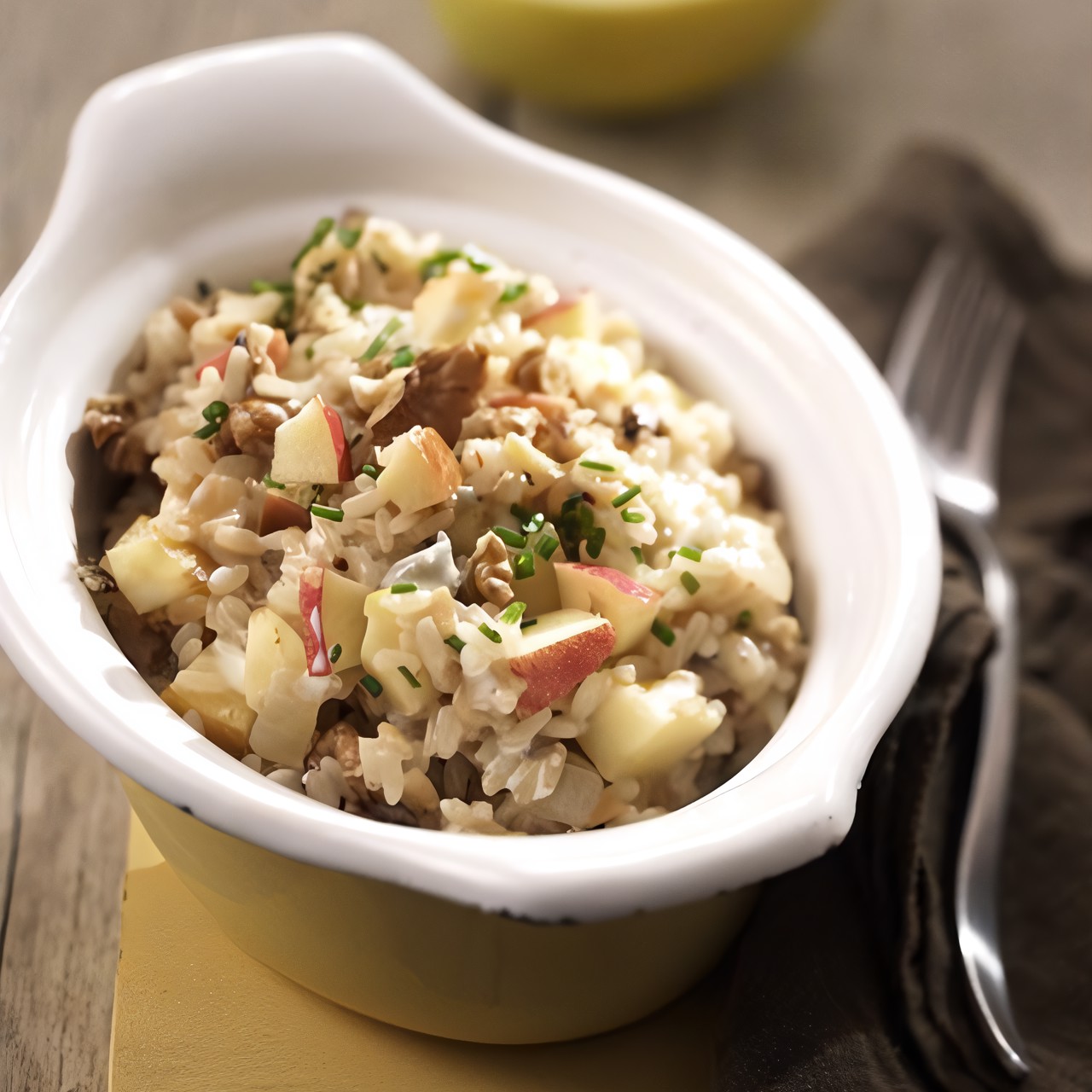 Салат из риса со скумбрией, белыми грибами и яблоками