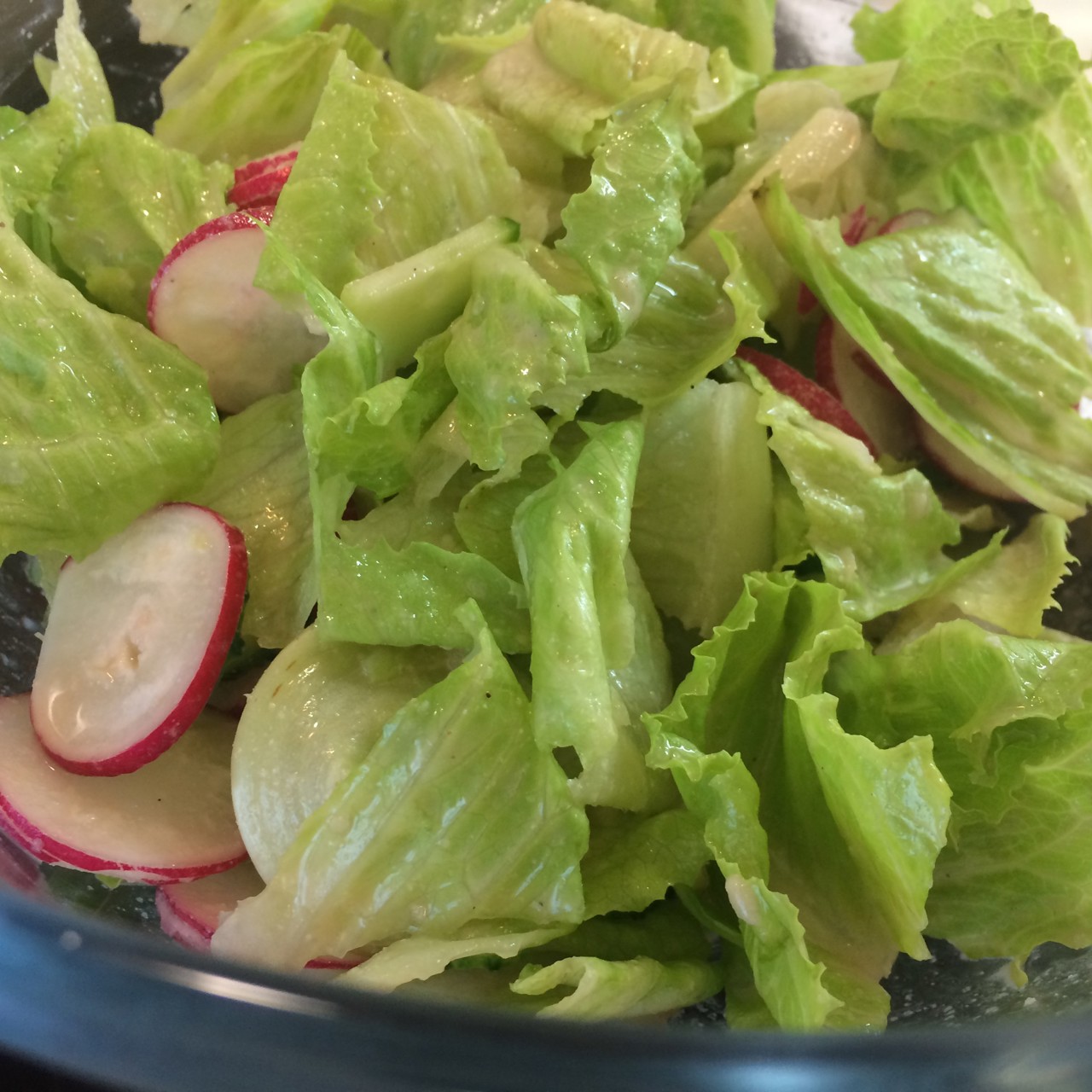 Салат из романо, редиса и огурца с тахинной заправкой