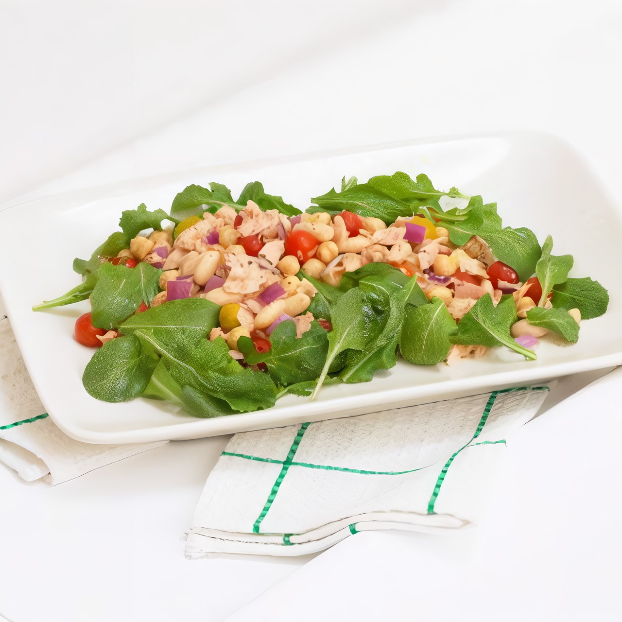 Салат из рукколы, тунца и белой фасоли