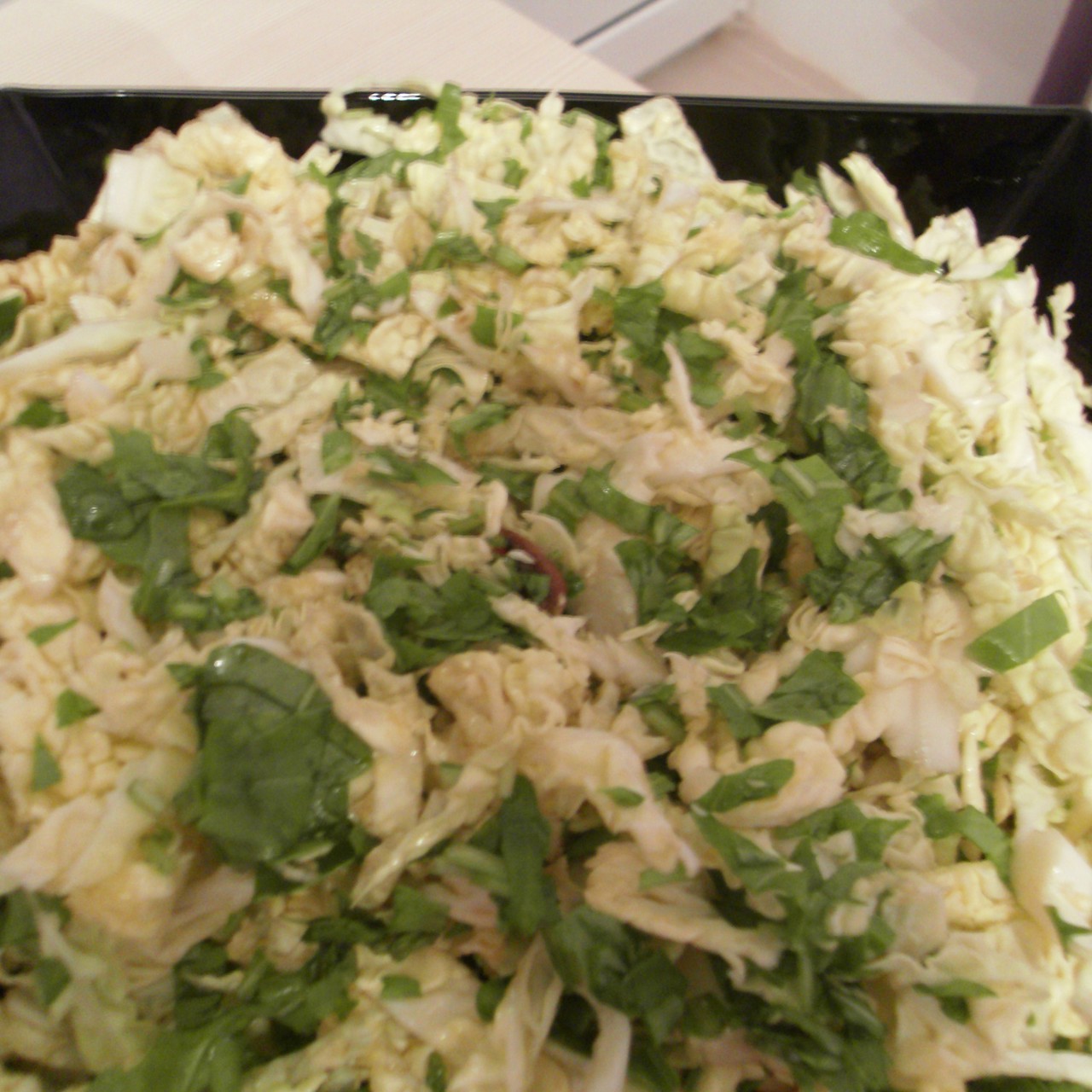 Салат из савойской капусты и рукколы