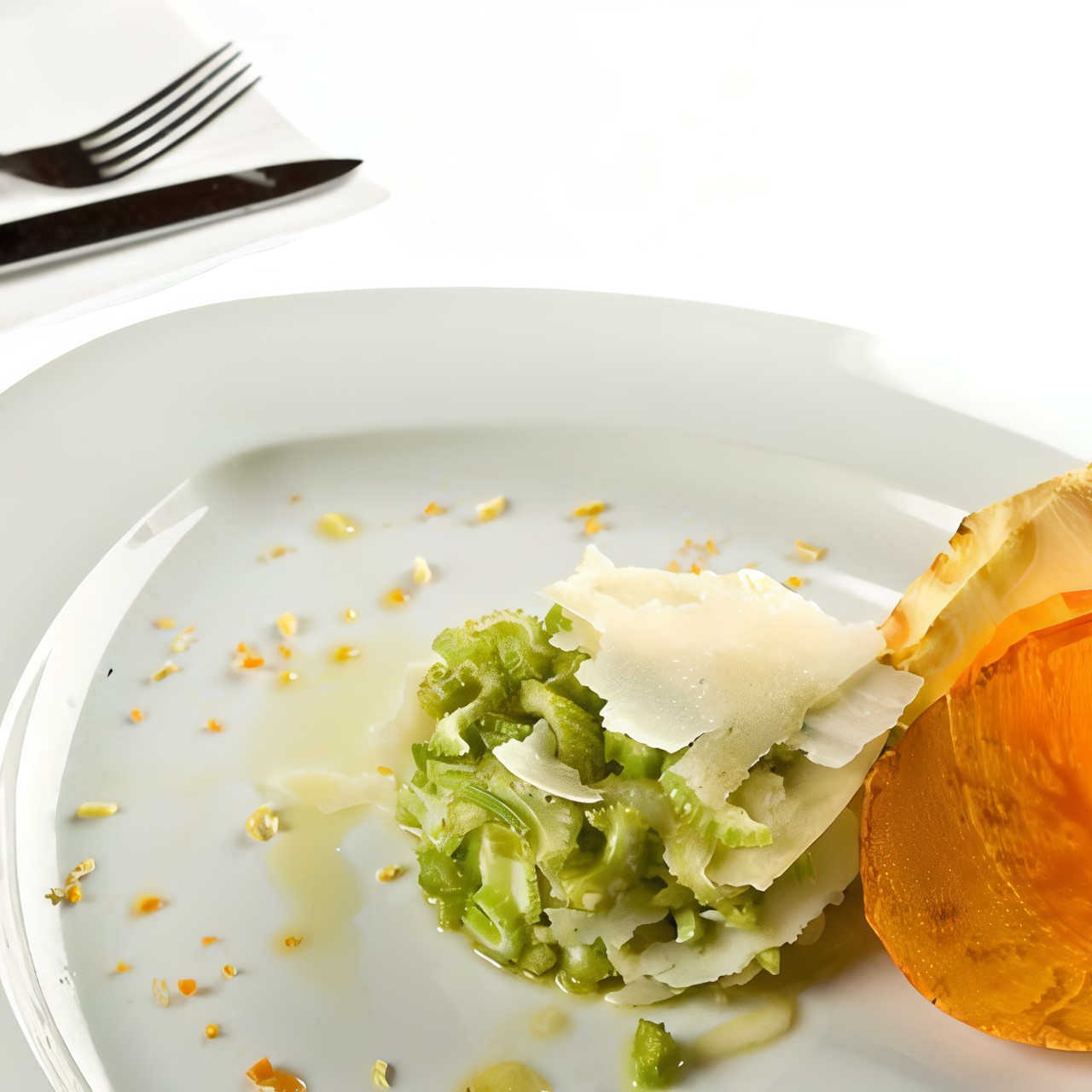 Салат из сельдерея с грецкими орехами и горчичным соусом