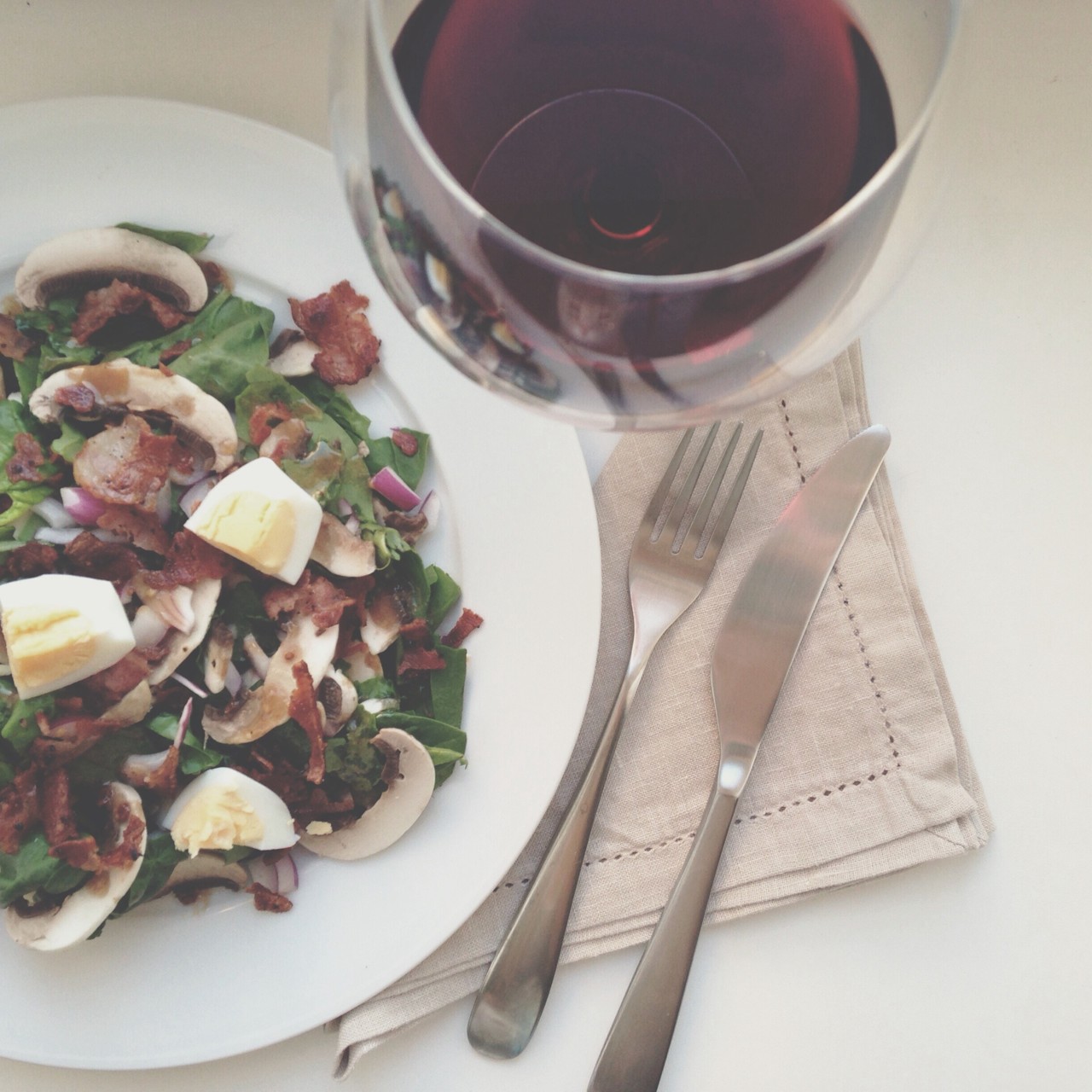 Салат из шпината и яиц с теплой заправкой из бекона