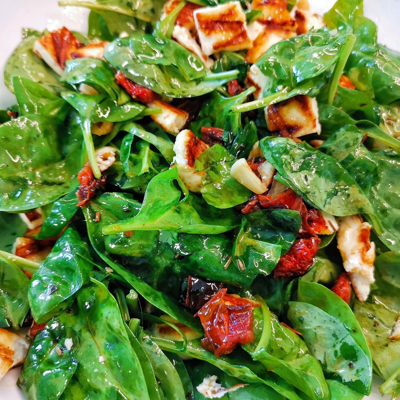 Салат из шпината с кавказским сыром и вялеными помидорами