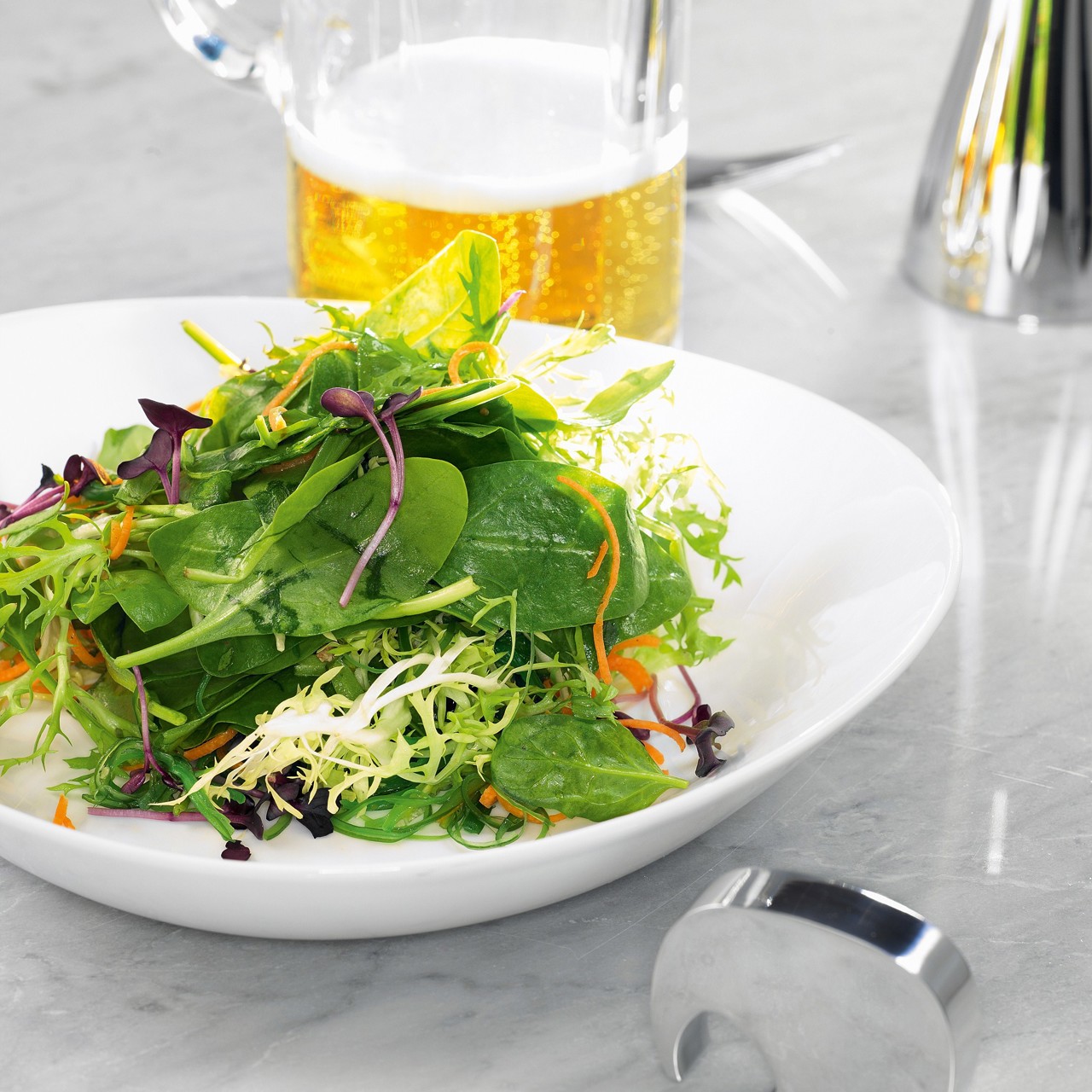 Салат из шпината, щавеля, фризе и водорослей