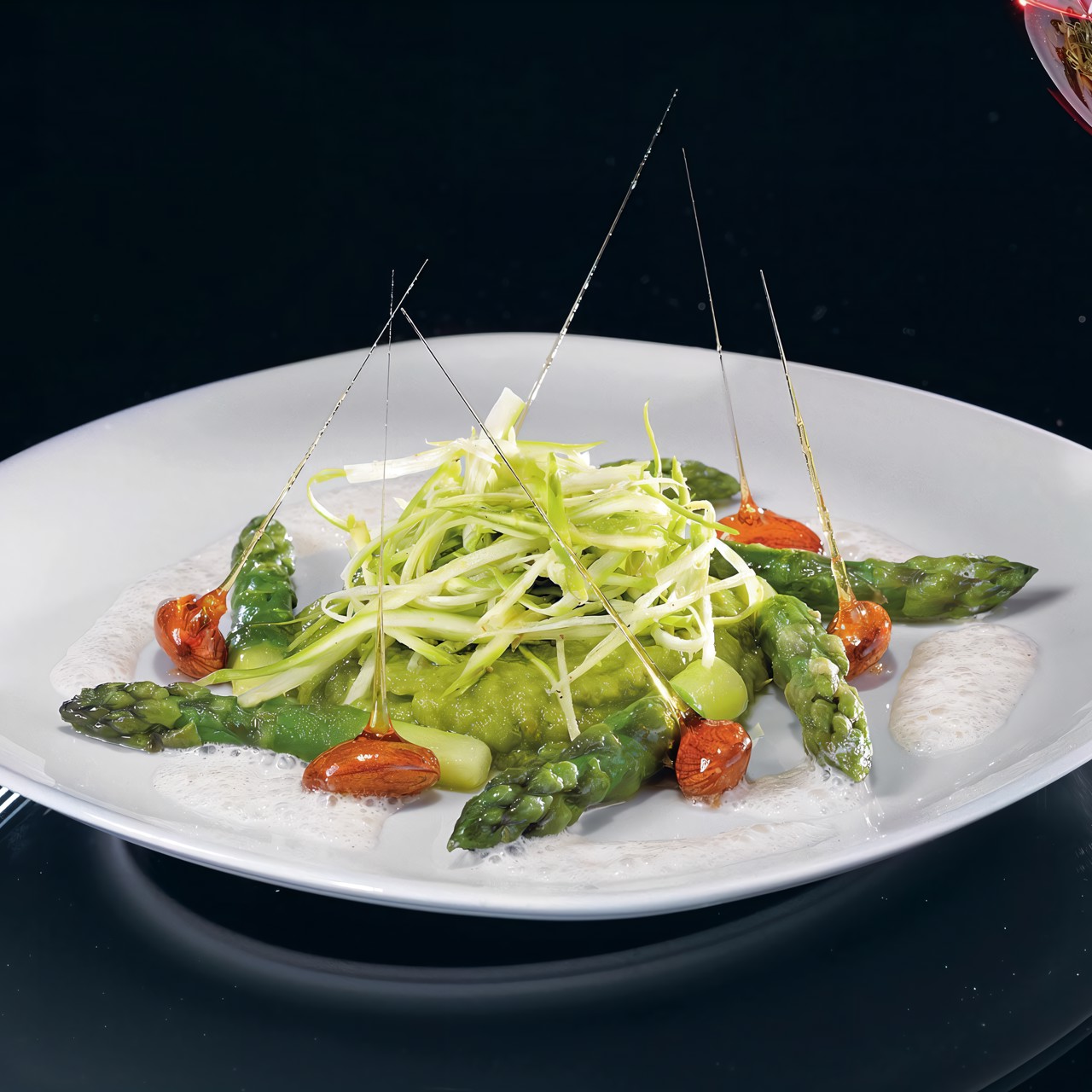 Салат из спаржи с миндальной пеной