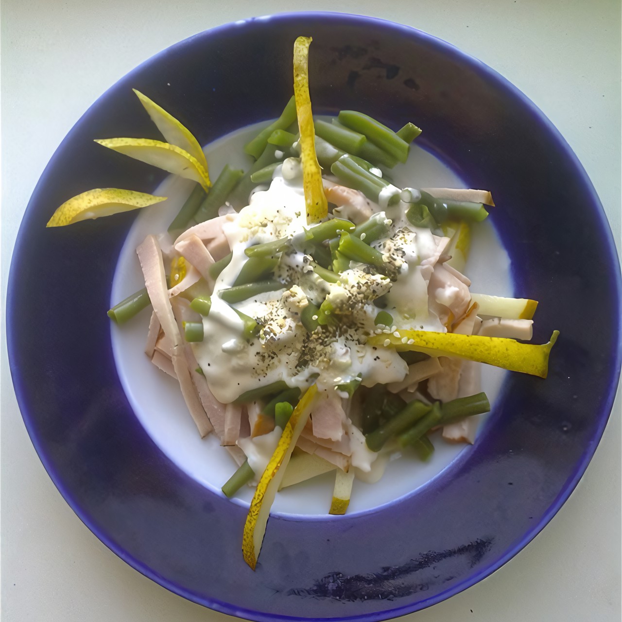 Салат из стручковой фасоли с грушами и карбонадом