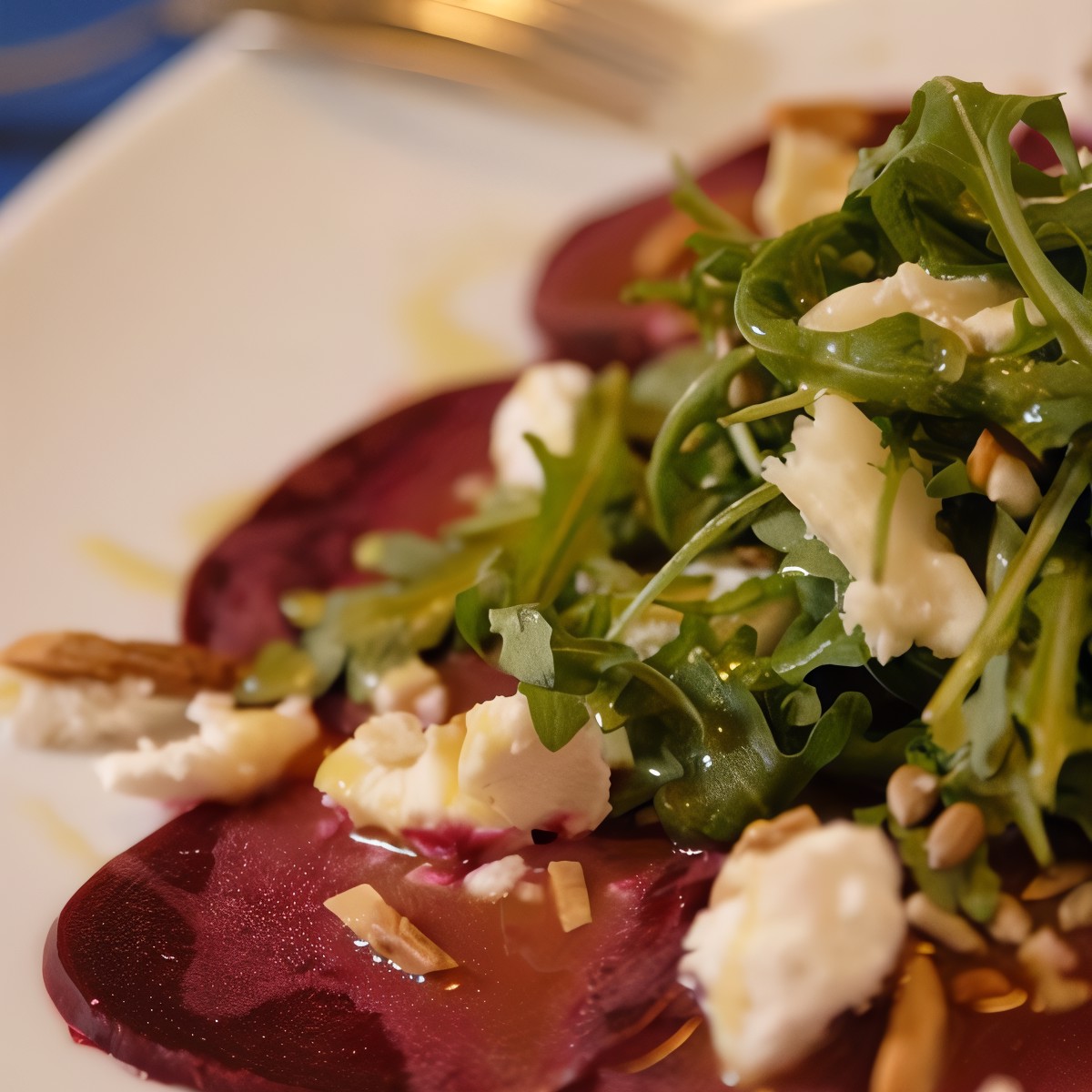 Салат из свеклы с козьим сыром и соусом из авокадо