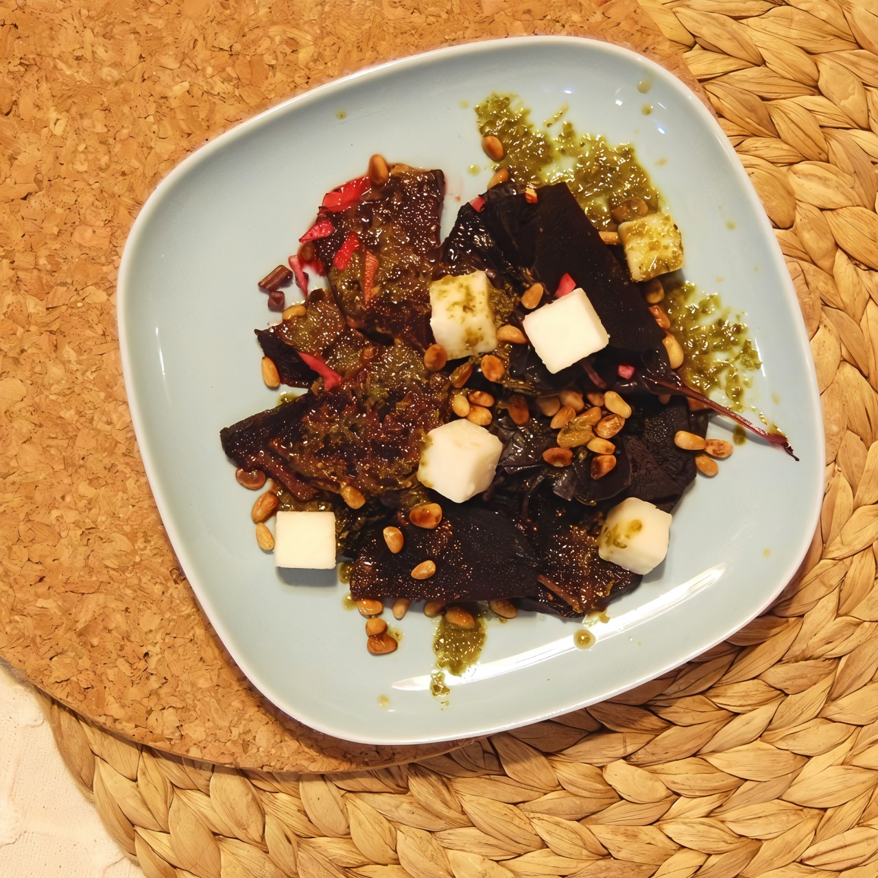 Салат из свеклы с соусом песто