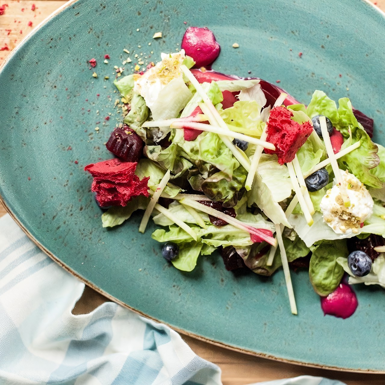 Салат из свеклы и козьего сыра