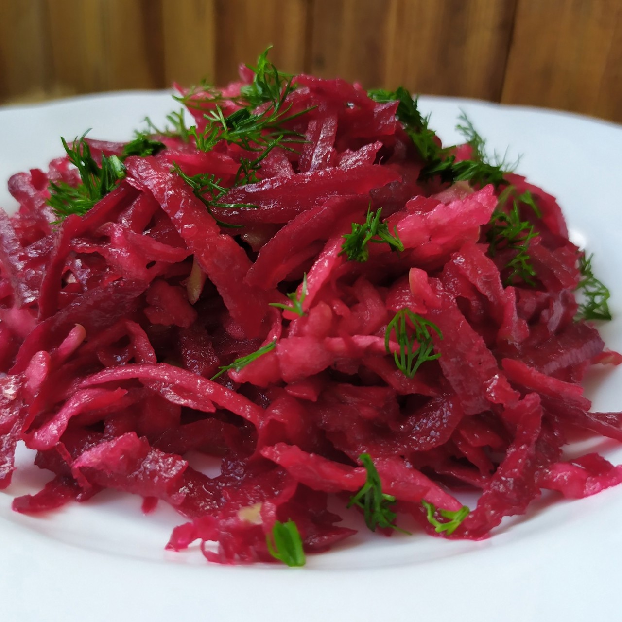 Салат из свежей свеклы с зеленым яблоком