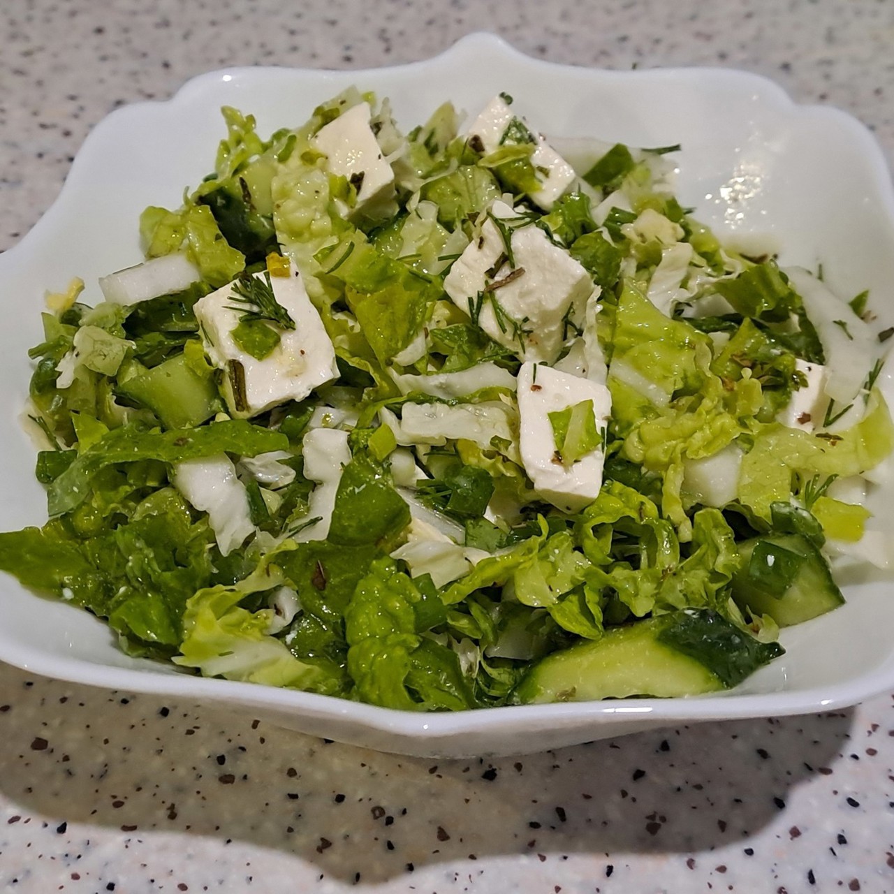 Салат из свежих овощей с сыром фета