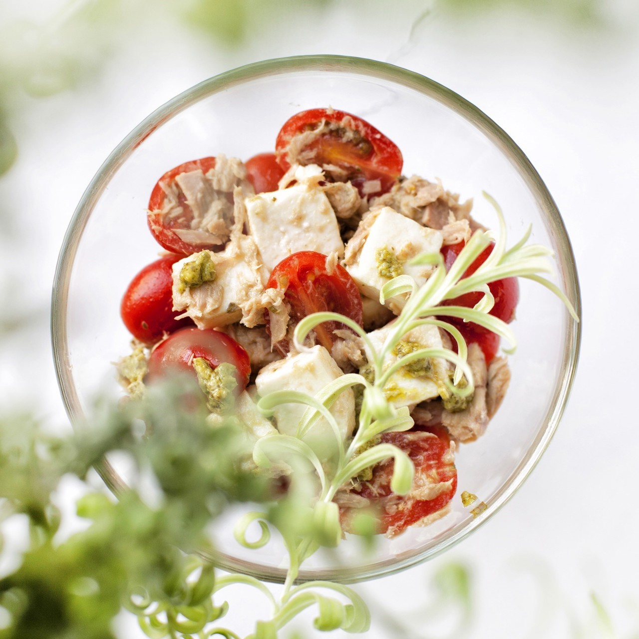 Салат из тунца и адыгейского сыра с соусом песто