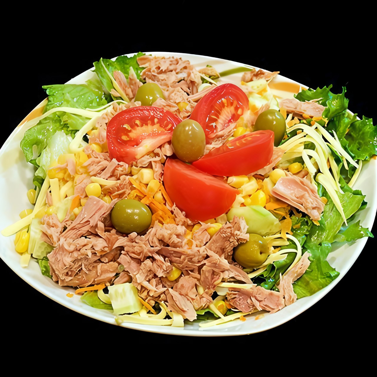 Салат из тунца, маслин и помидоров с соусом ромеско