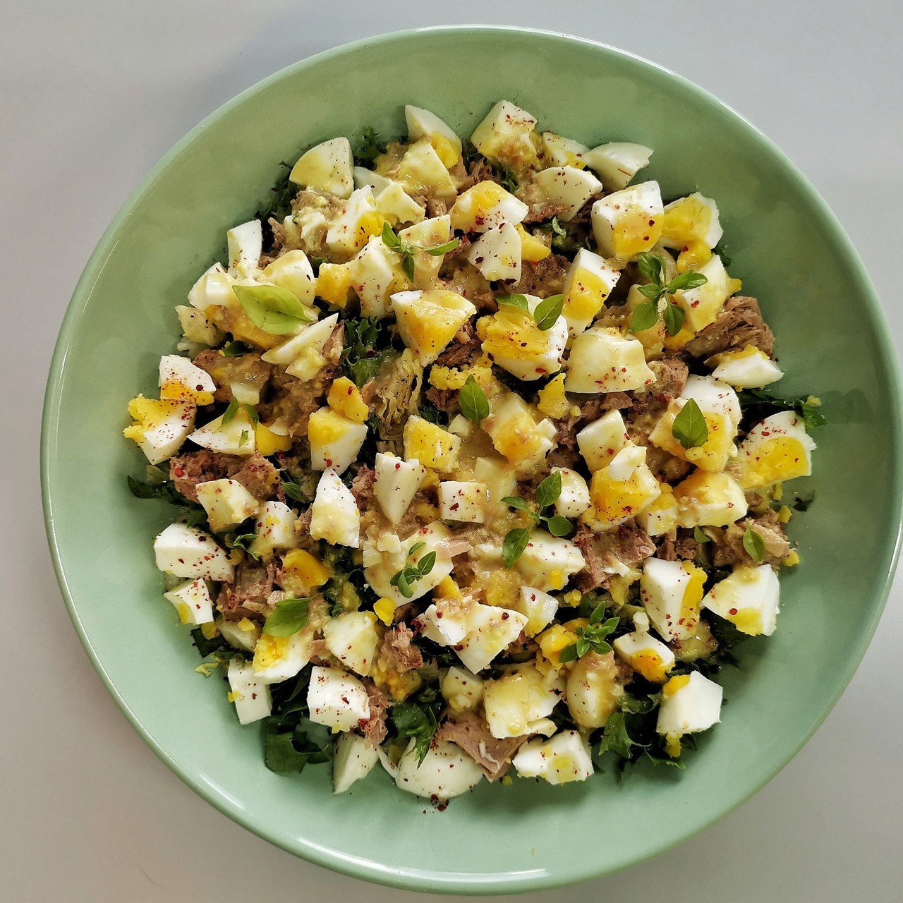 Салат из тунца с яйцами и базиликом