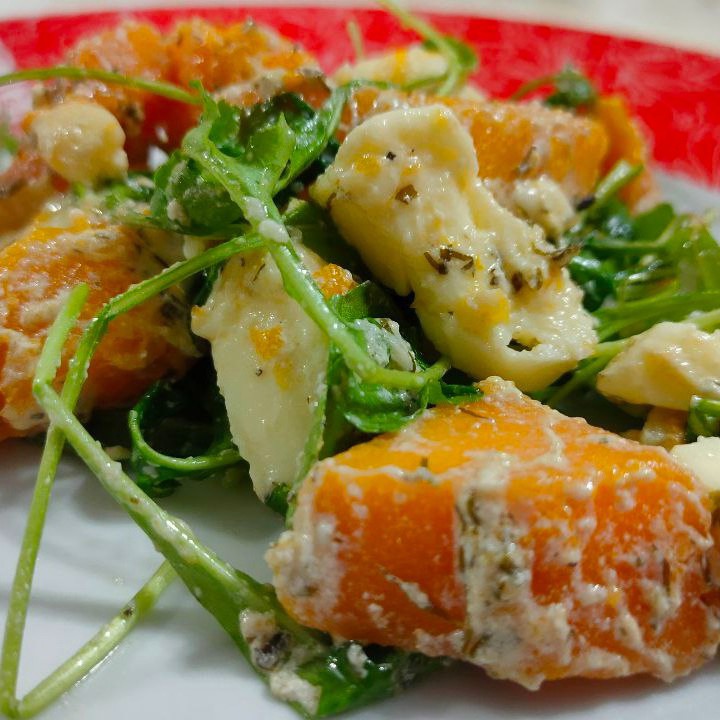 Салат из тушеной тыквы с сыром и руколой