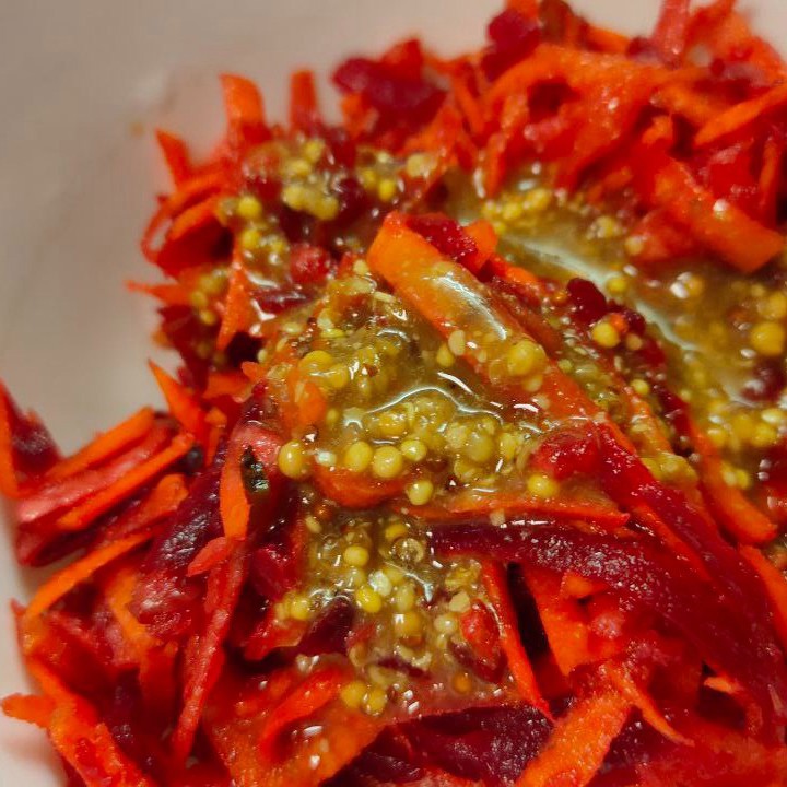 Салат из вареной свеклы, моркови и яблока с пикантным соусом