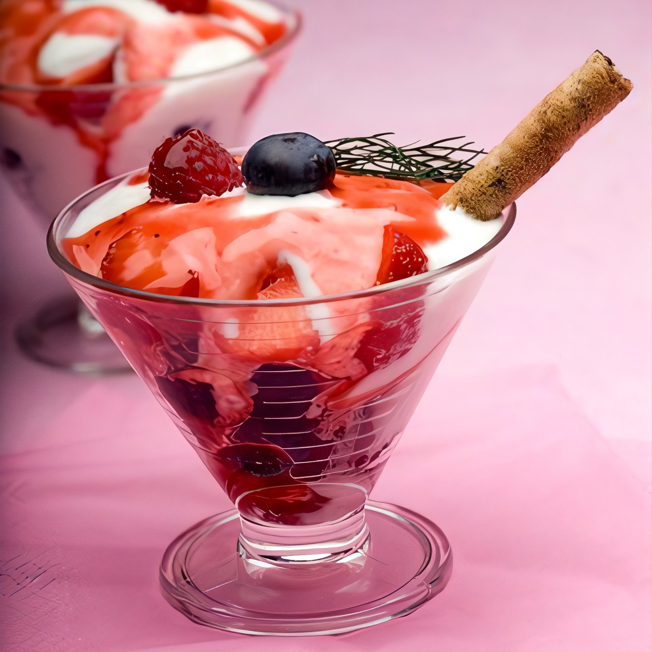 Салат из винограда с клюквой, клубникой и смородиной