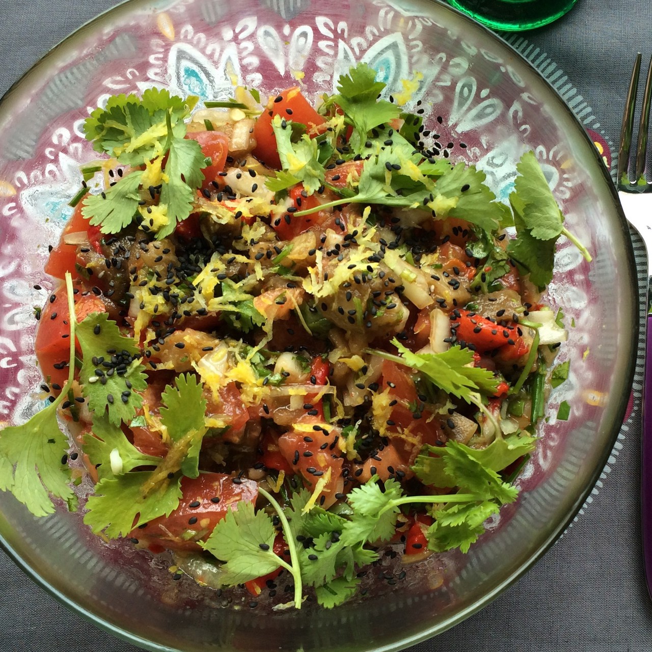 Салат из запеченных баклажана и перца с кунжутной заправкой