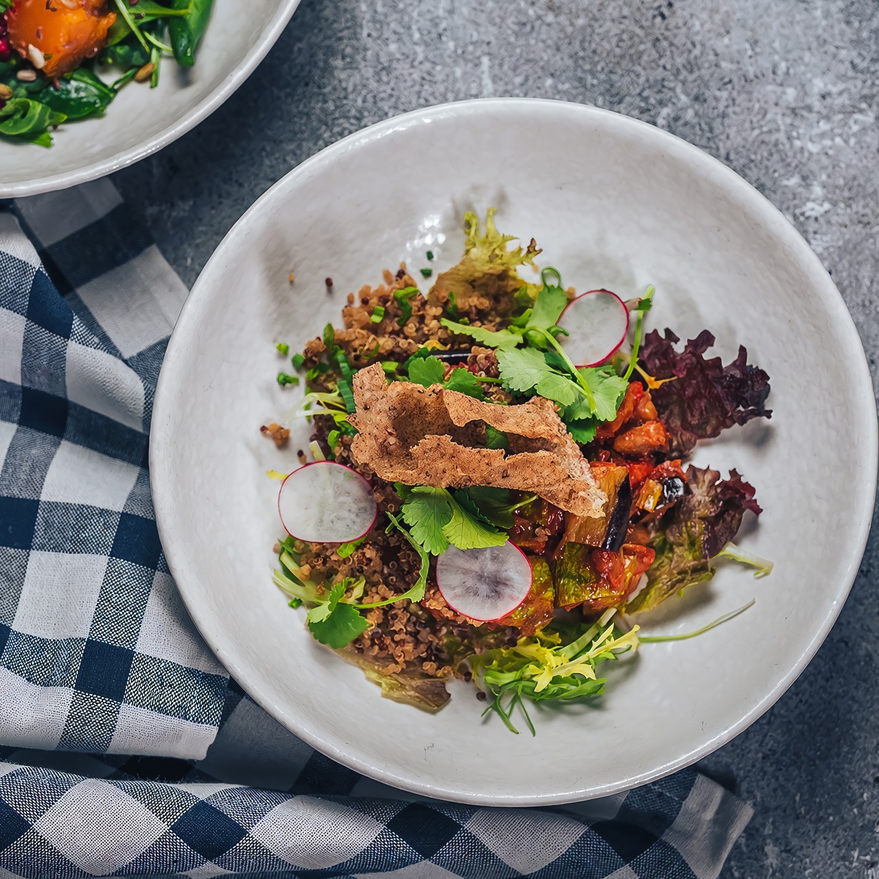 Салат из запеченных овощей с киноа