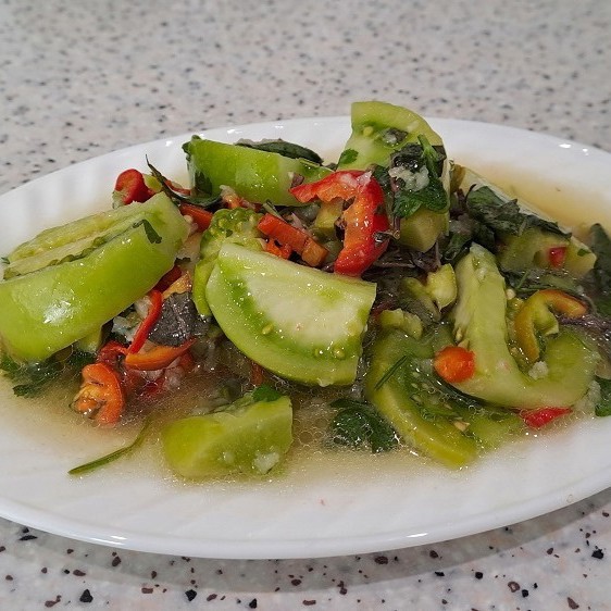 Салат из зеленых помидоров с базиликом