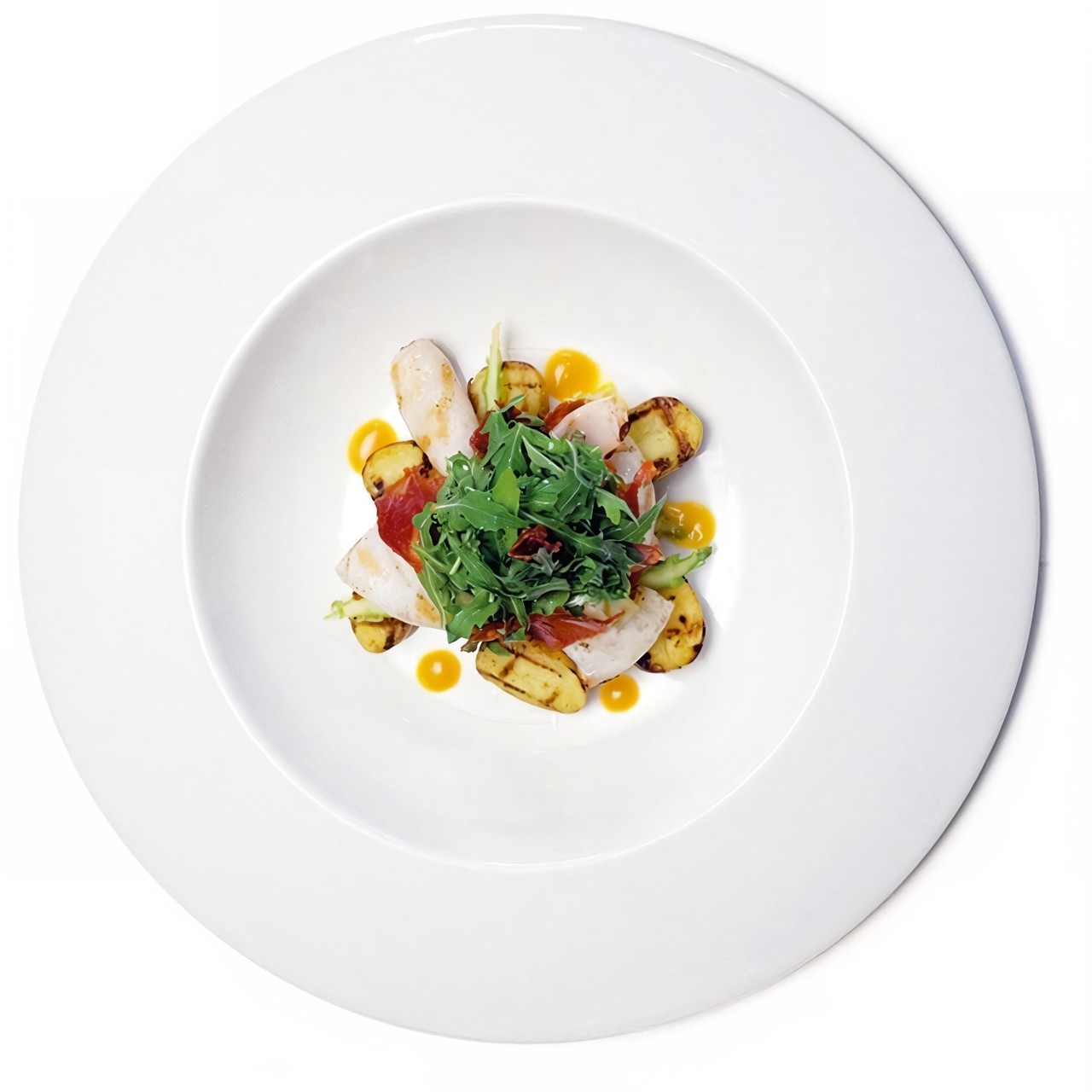 Салат из жаренного на гриле кальмара, молодого картофеля и чоризо с листьями рукколы и мякотью маракуйи