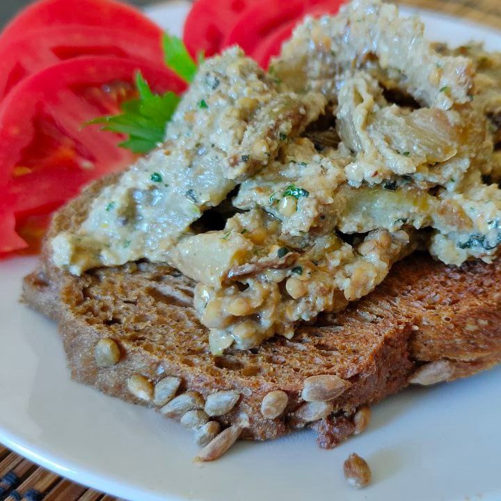 Салат из жареных на сковороде баклажан с ореховым соусом