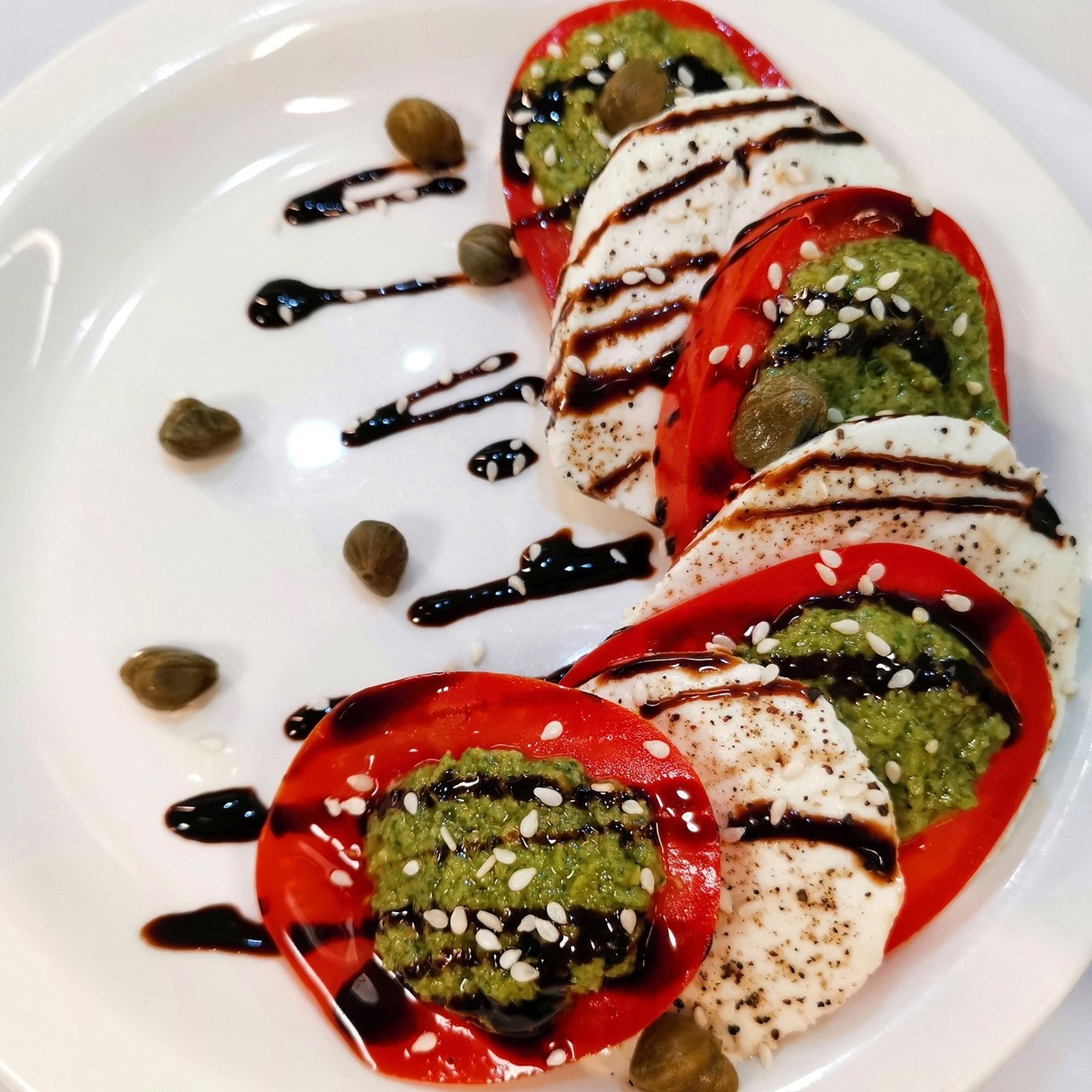 Салат капрезе с каперсами