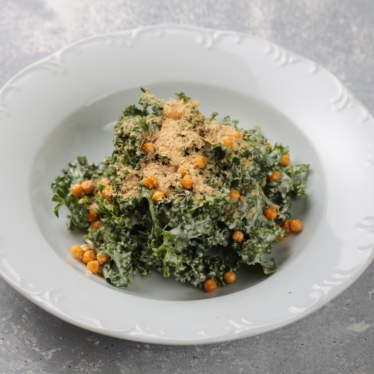 Салат кейл с копченым нутом и сырными дрожжами