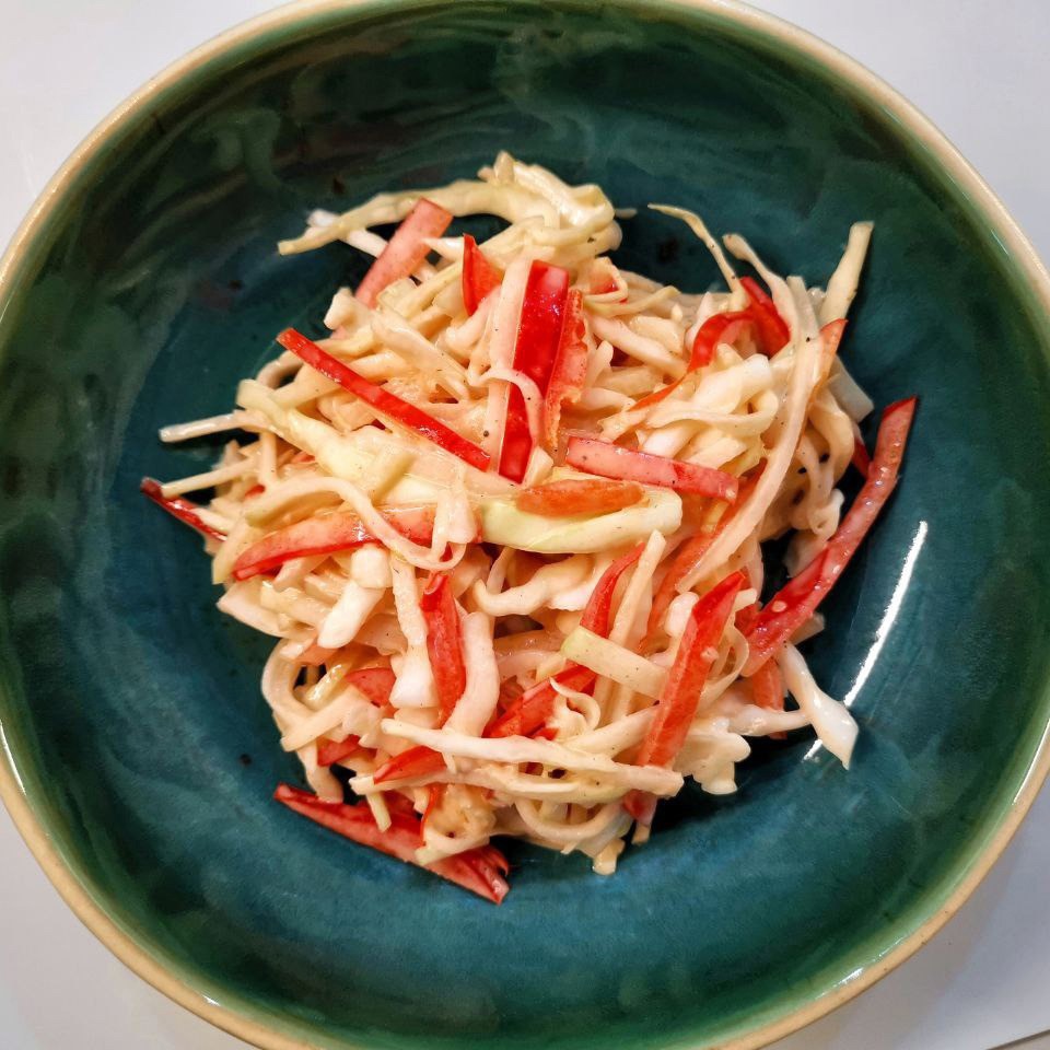 Салат коул слоу с кольраби и сладким перцем