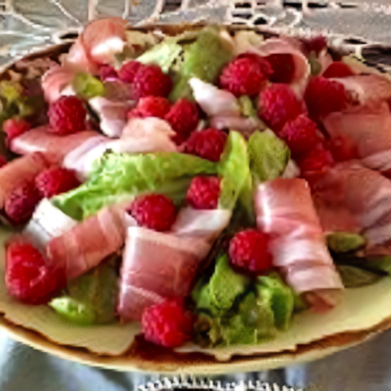 Салат летний с прошутто и малиной