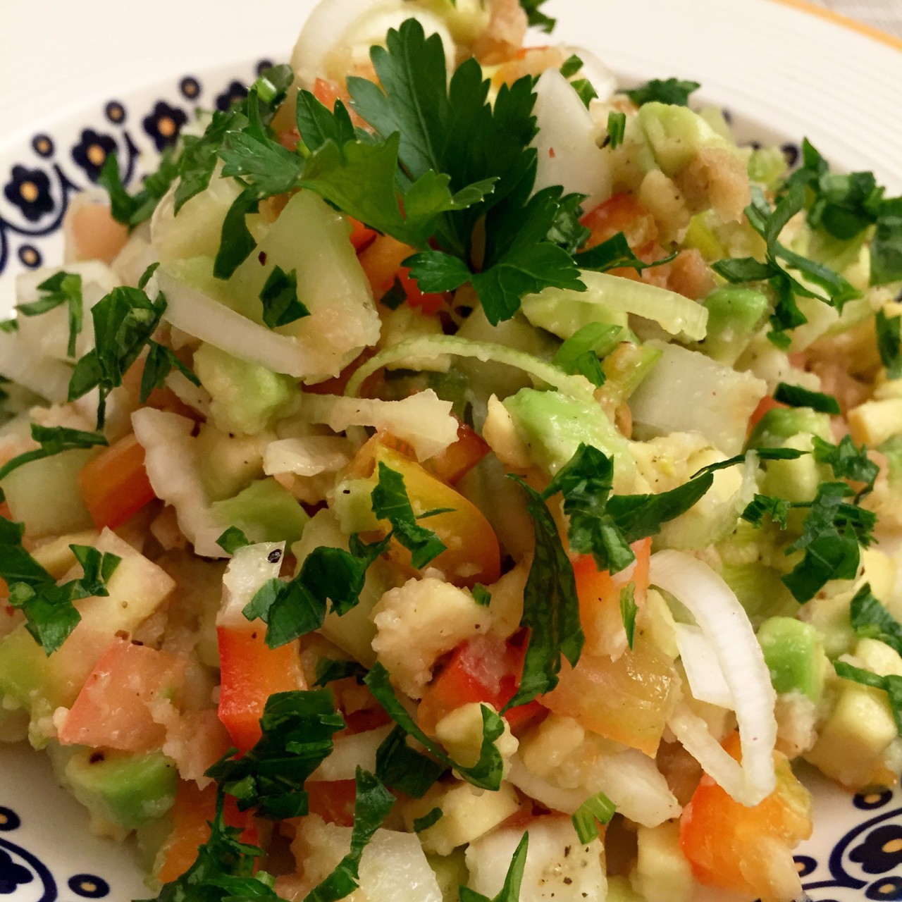 Салат «Панцанелла» из свежих овощей