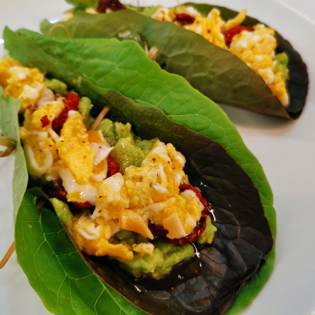 Салат ромен с яйцом и авокадо