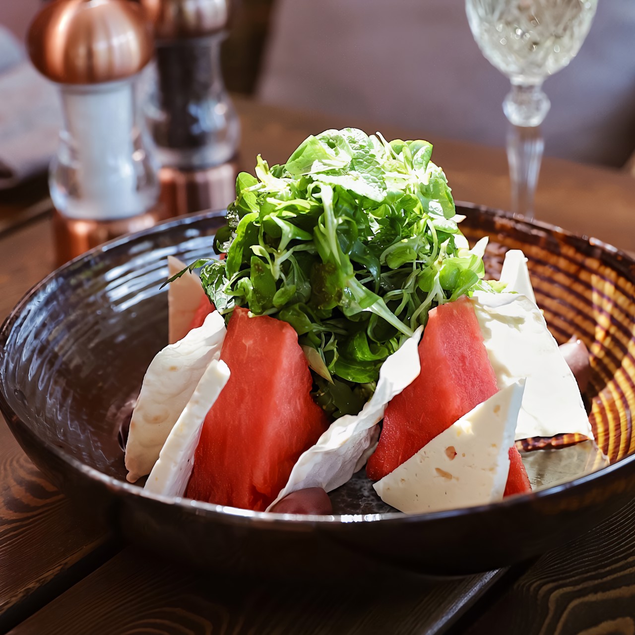 Салат с арбузом, брынзой и соусом песто