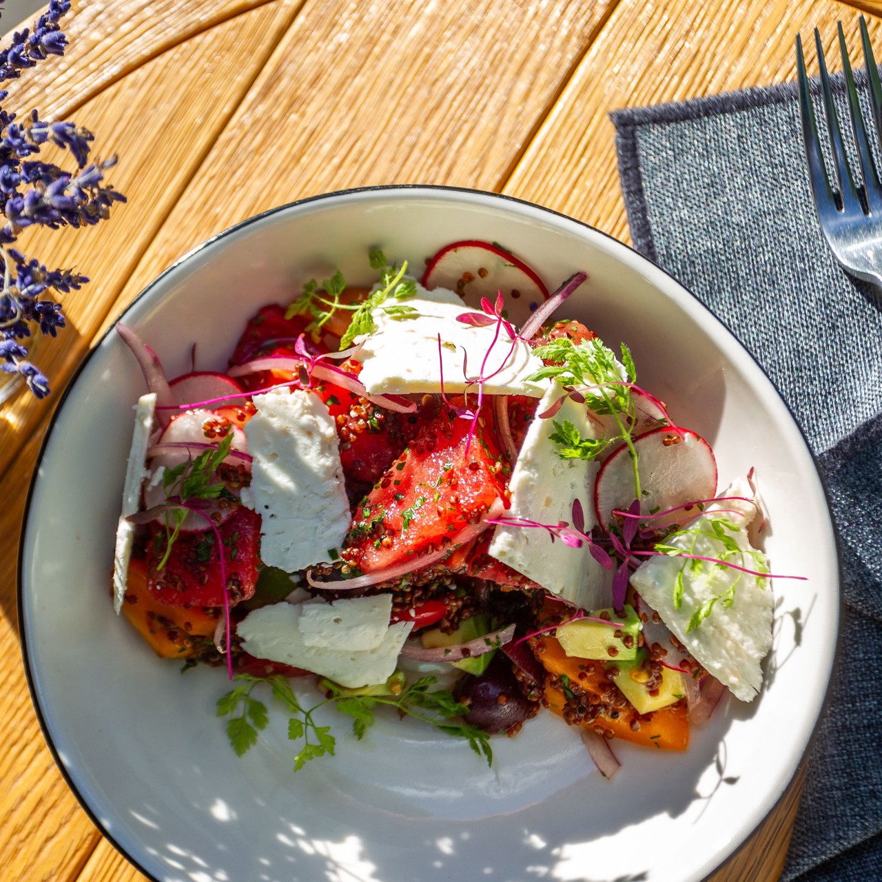 Салат с арбузом, помидорами и овечьим сыром