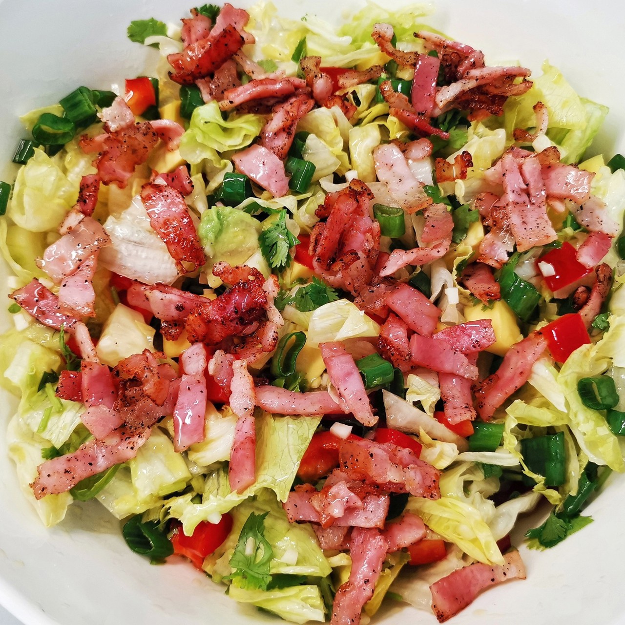 Салат с авокадо и беконом
