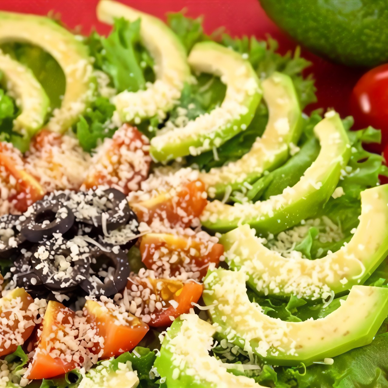 Салат с авокадо, помидорами, маслинами и пармезаном