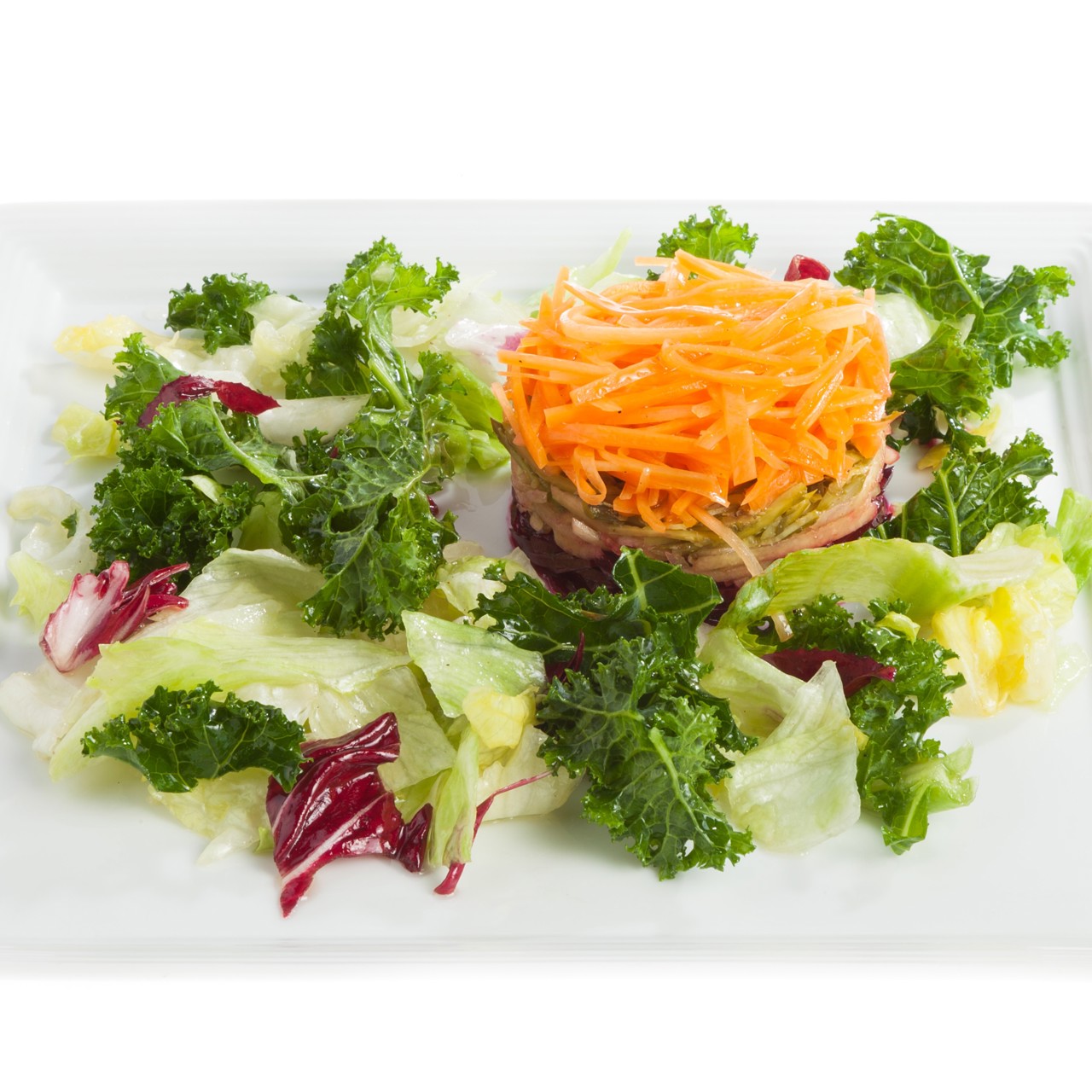 Салат с айвой, свеклой, маринованными огурцами и каперсами