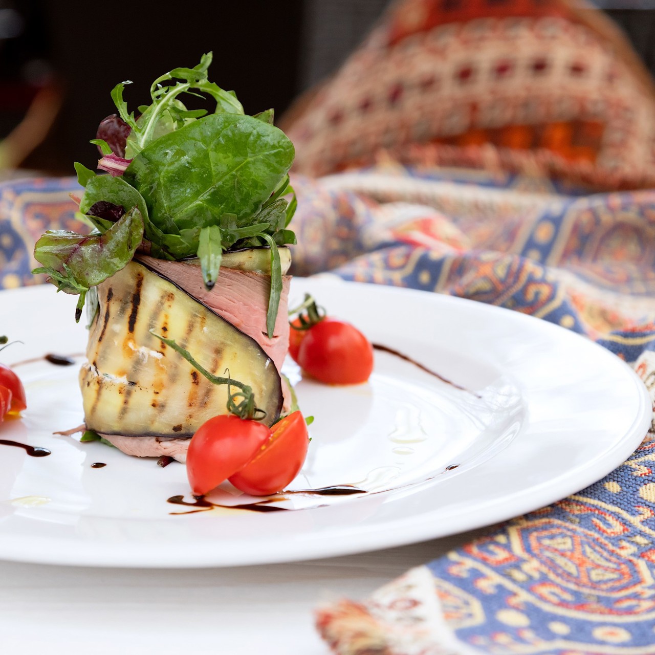 Салат с баклажаном и ростбифом