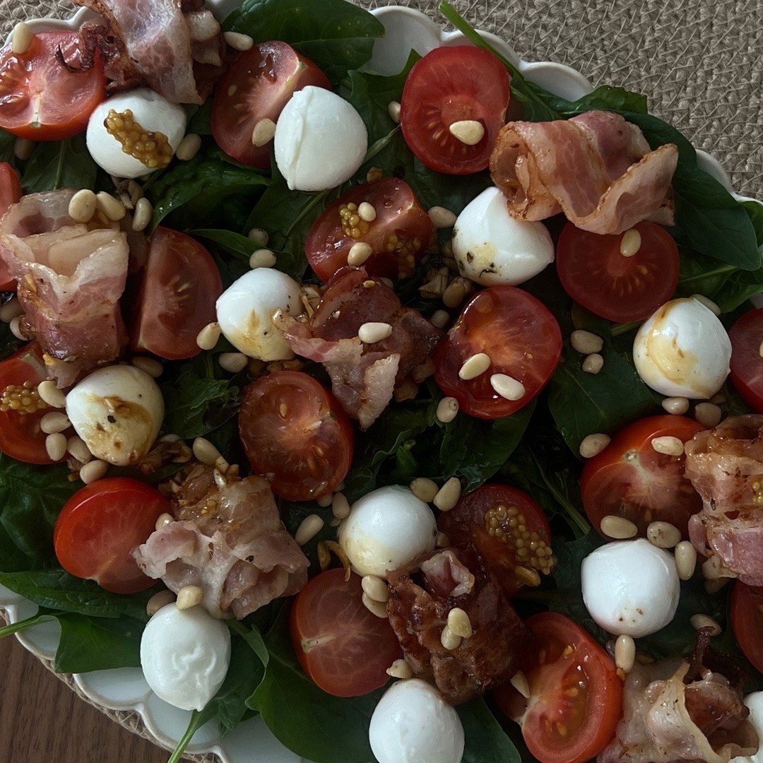 Салат с беконом и коктейльными томатами