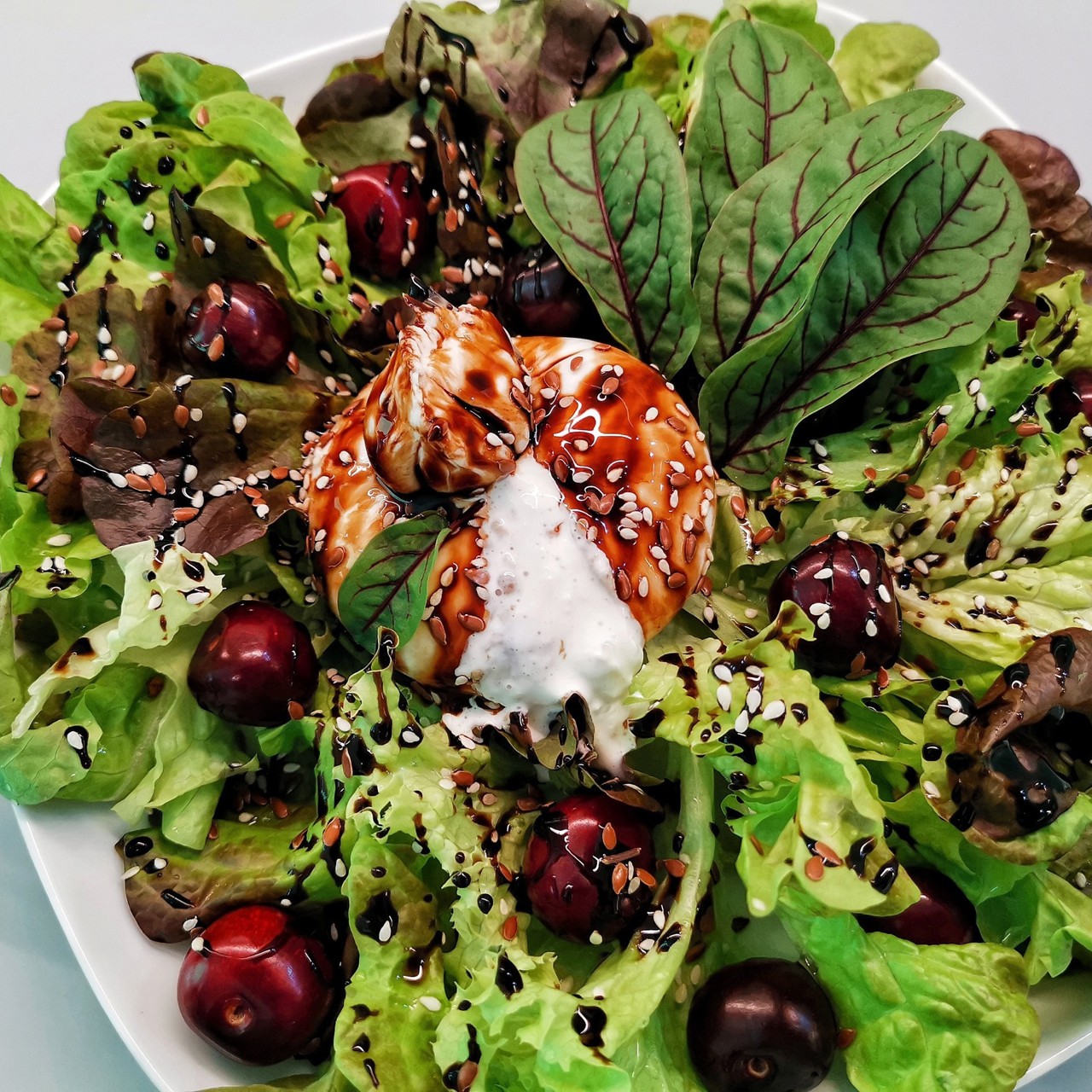 Салат с черешней и сыром буррата