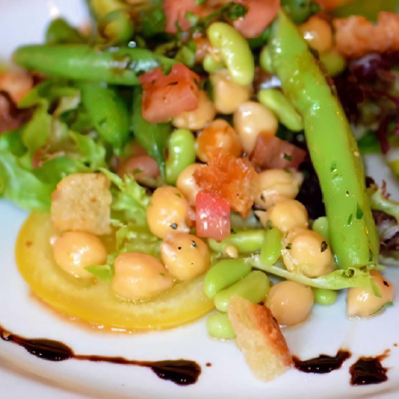 Салат с фасолью и нутом