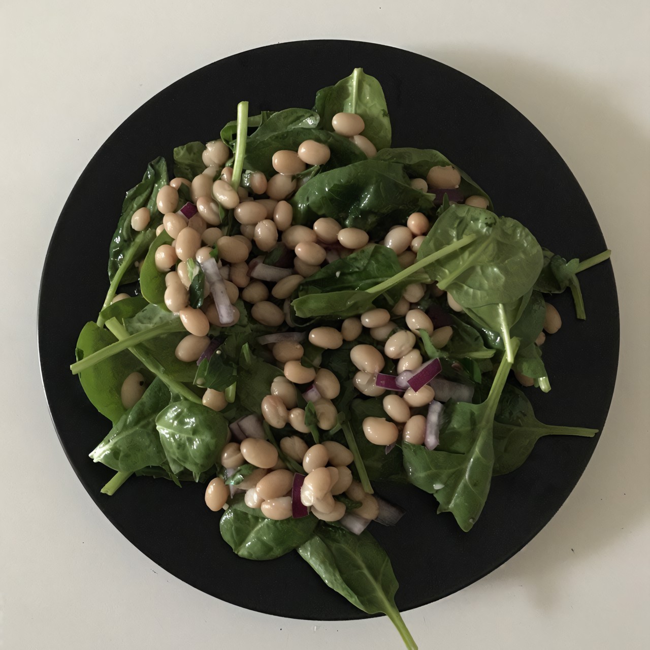 Салат с фасолью и шпинатом