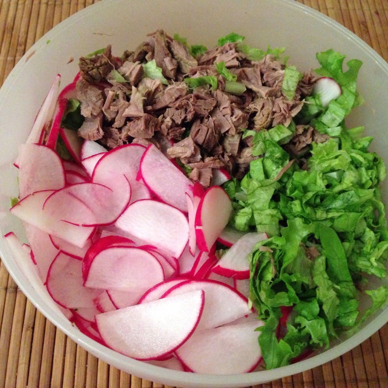 Салат с говядиной и редисом