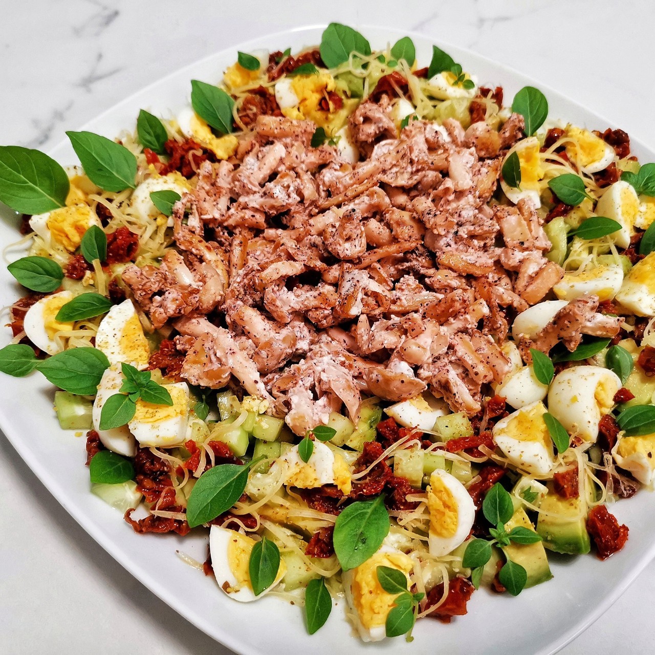 Салат с грибами шимеджи и базиликом