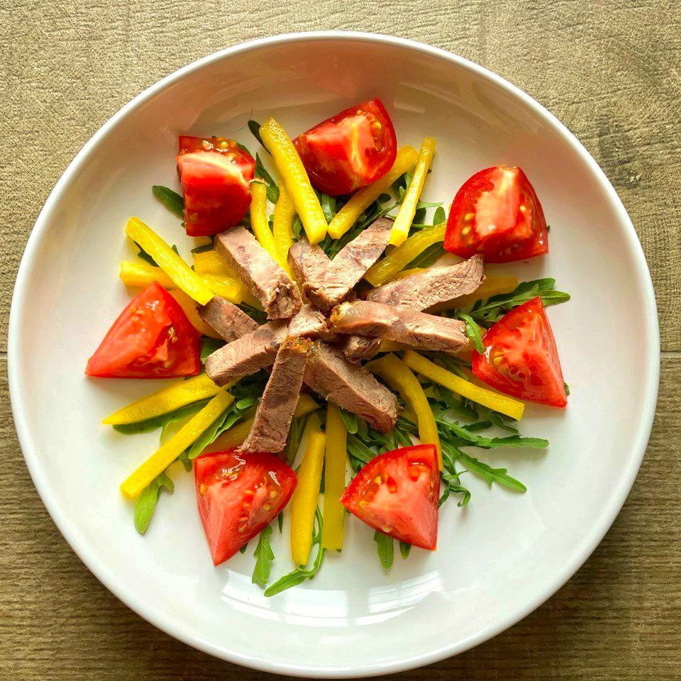 Салат с грудинкой и базиликом