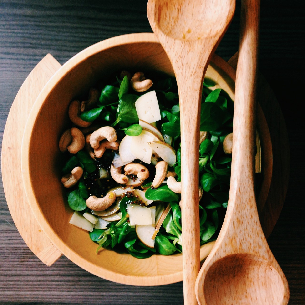 Салат с грушами, козьим сыром и заправкой из меда и горчицы