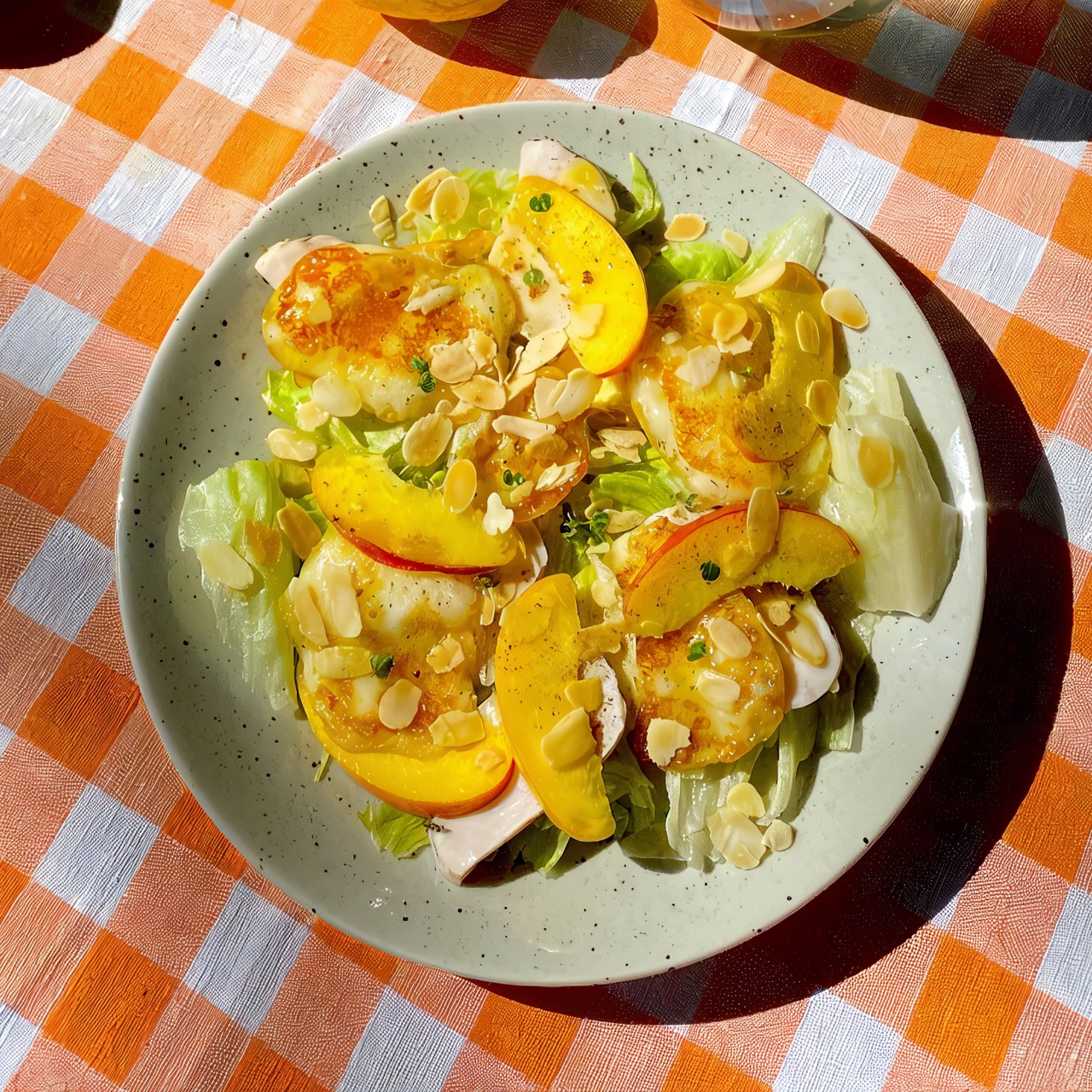 Салат с халуми, нектаринами и курицей