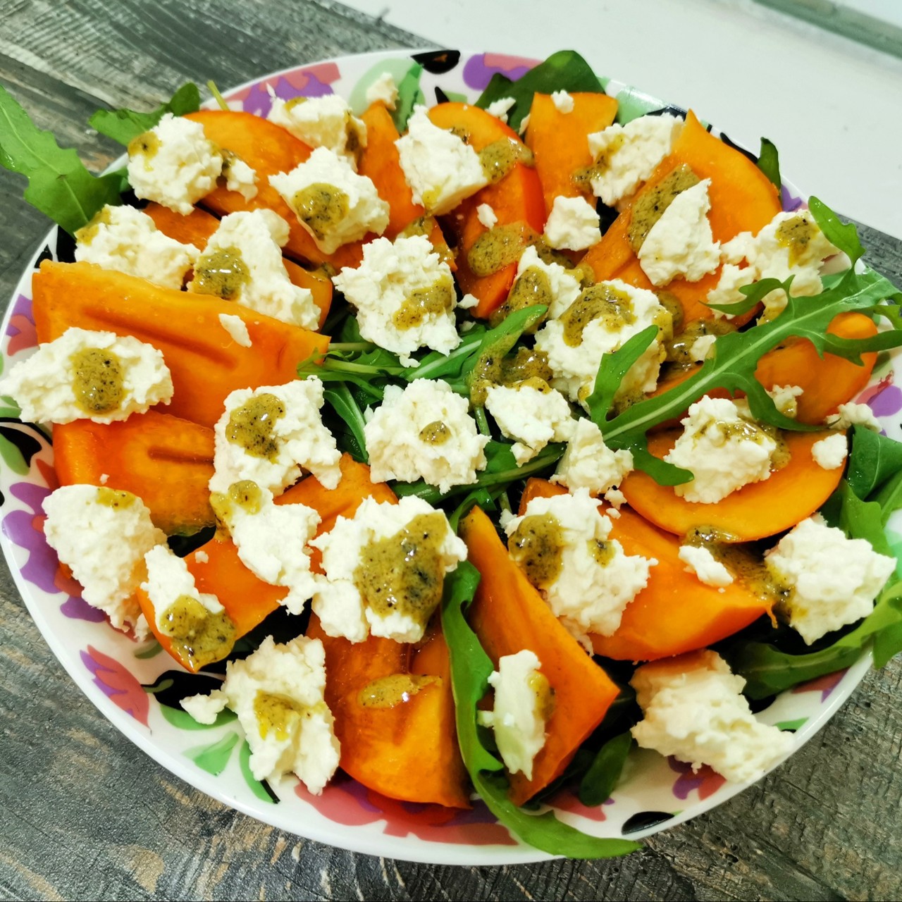 Салат с хурмой и сыром