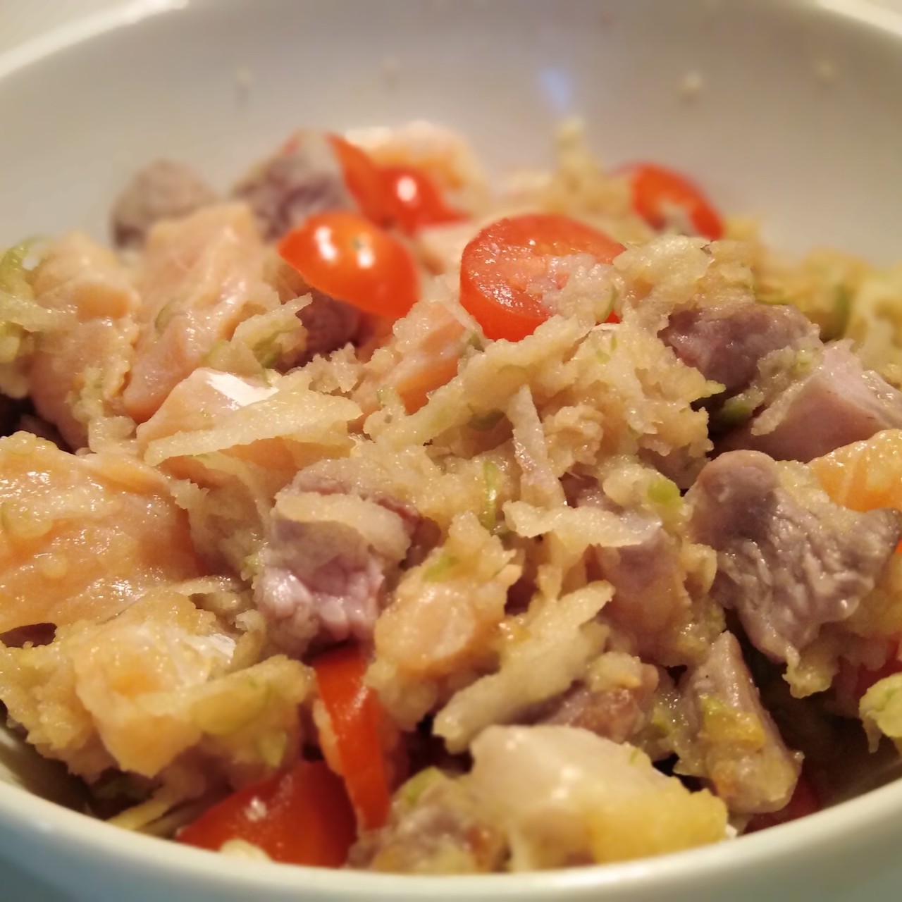 Салат с индейкой, семгой и яблоком