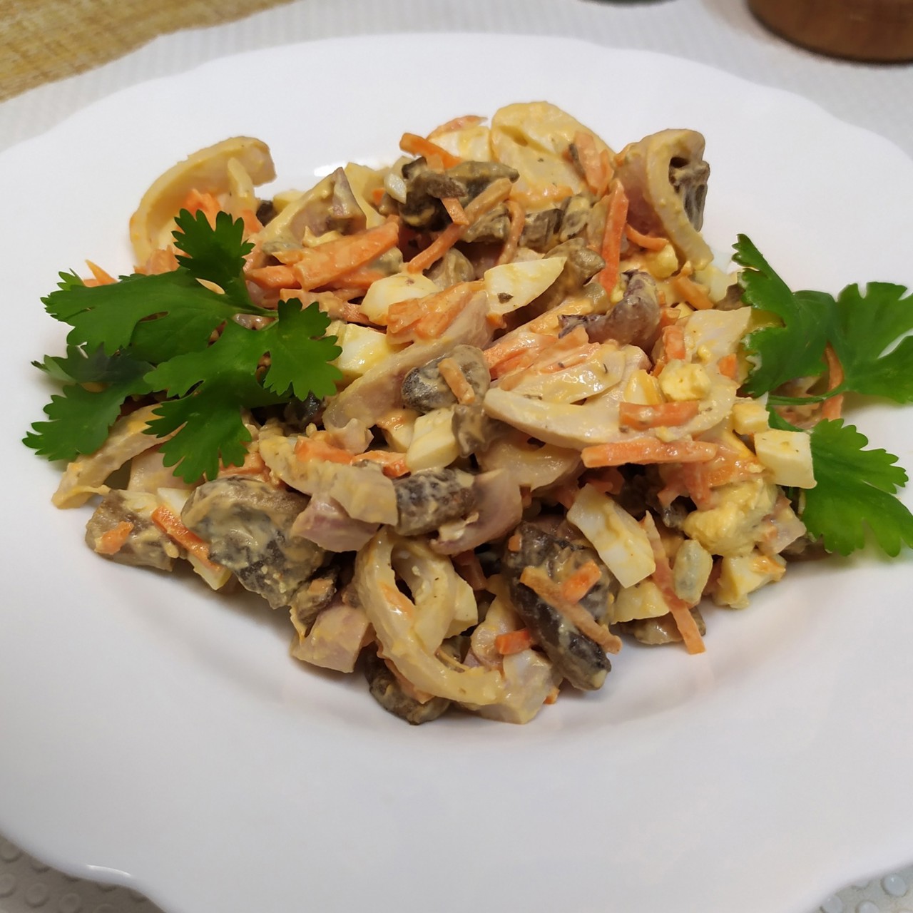 Салат с кальмарами